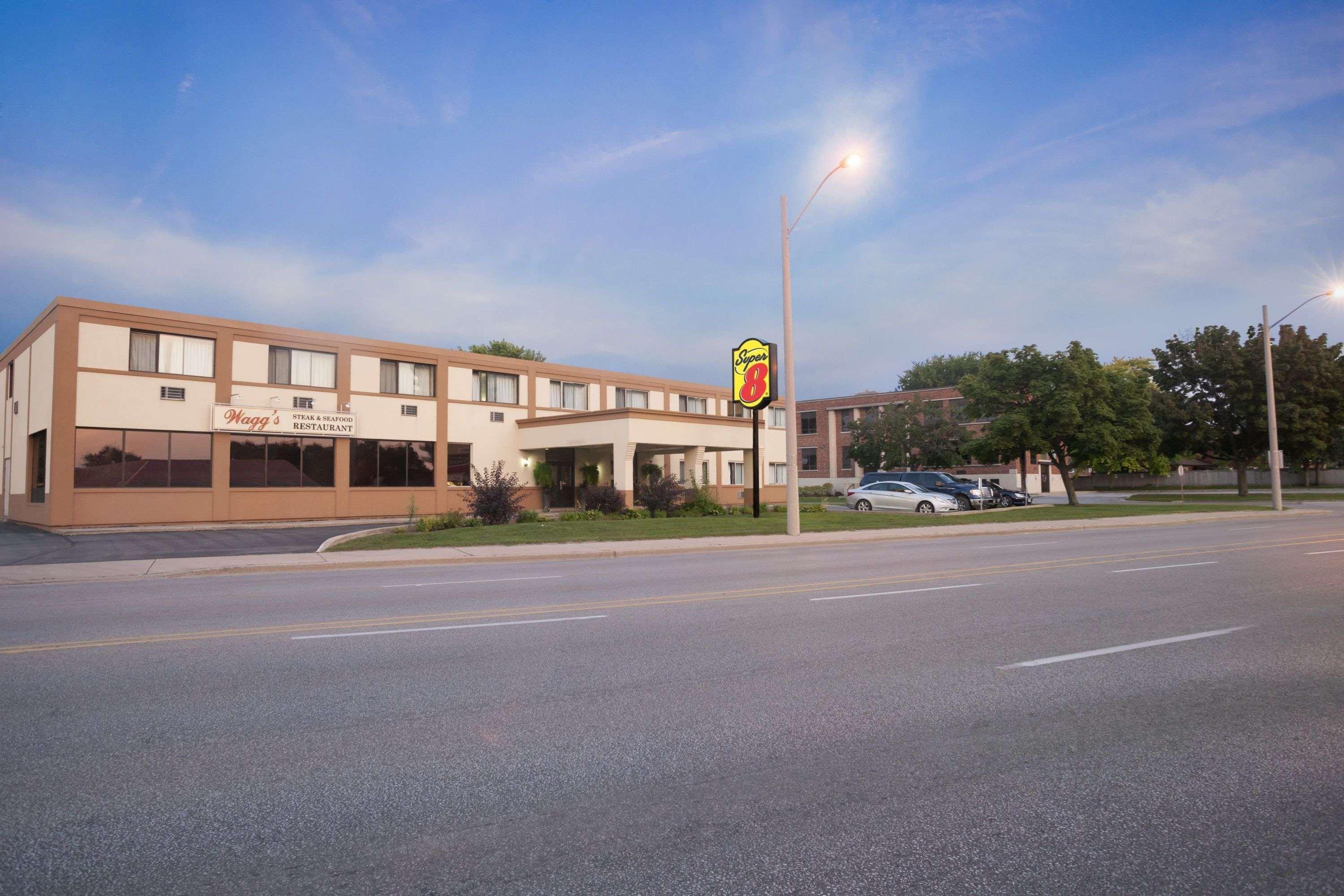 Готель Super 8 By Wyndham Sarnia On Екстер'єр фото