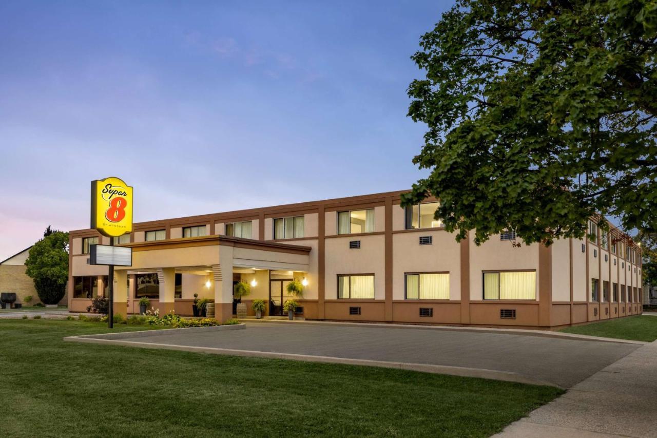 Готель Super 8 By Wyndham Sarnia On Екстер'єр фото