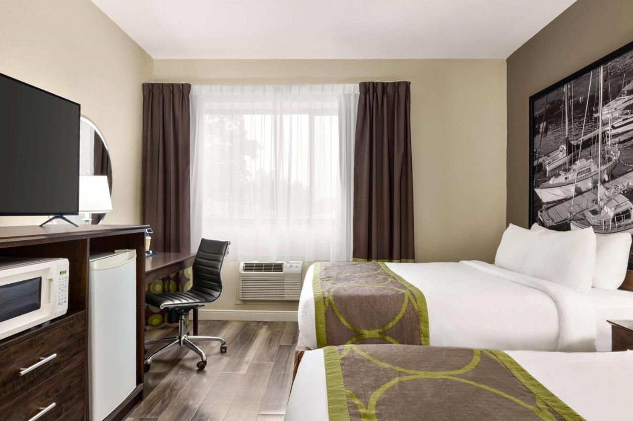 Готель Super 8 By Wyndham Sarnia On Екстер'єр фото