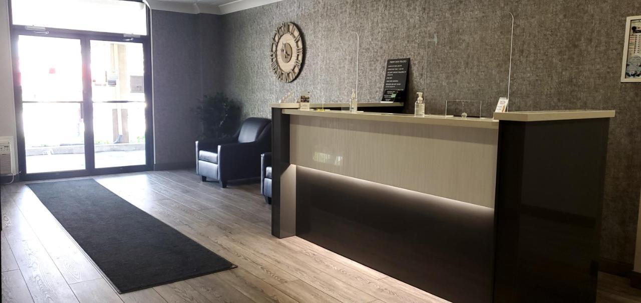 Готель Super 8 By Wyndham Sarnia On Екстер'єр фото